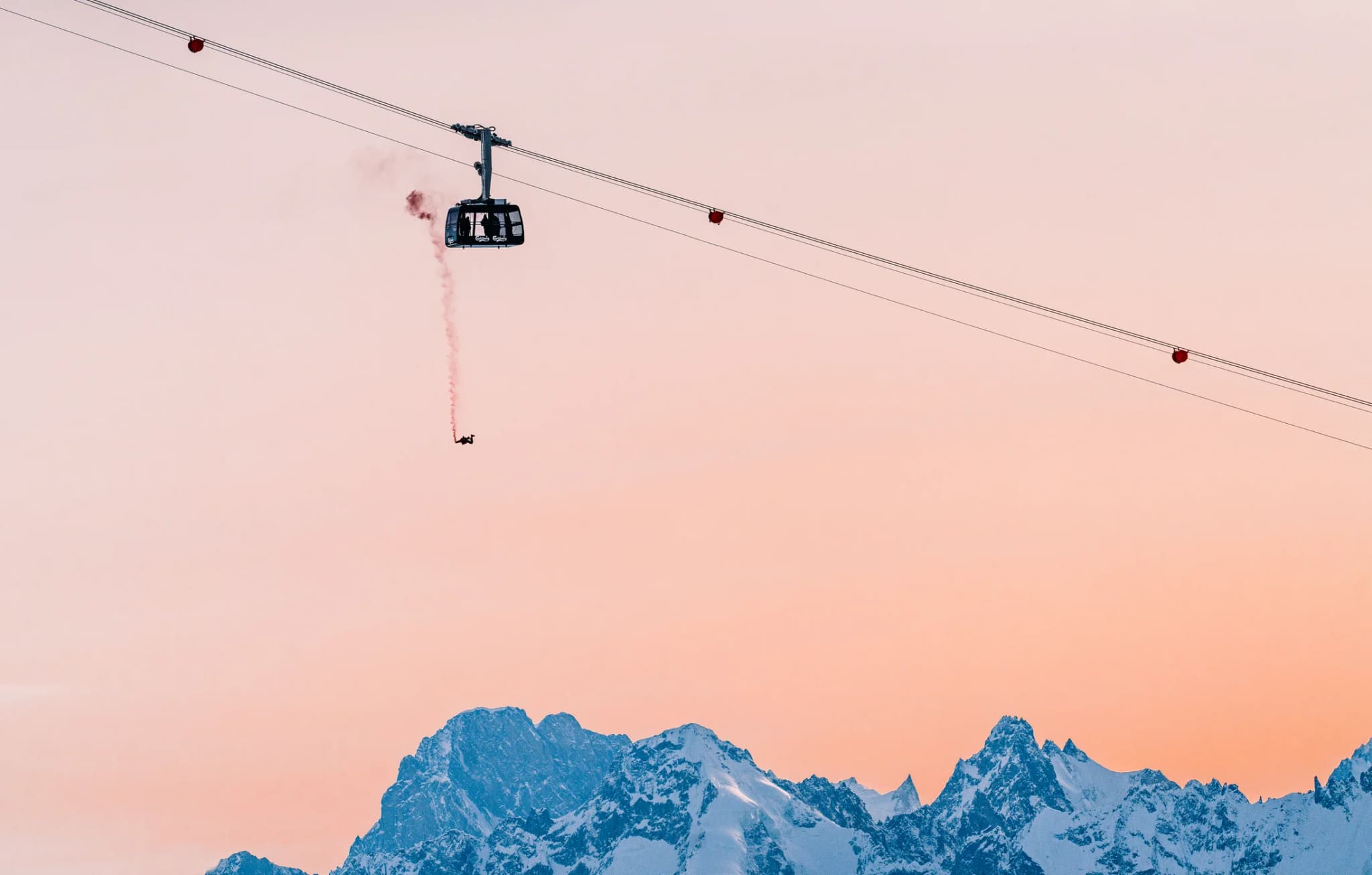 Base jump depuis la cabine du Mont Gelé au coucher de soleil — Verbier Air Show
