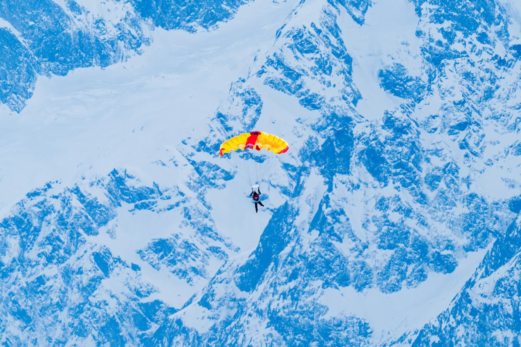 Base jump depuis le Mont Gelé lors du Verbier Air Show