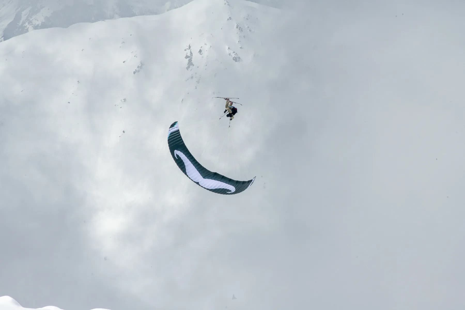 Parapente acrobatique dans le ciel de Verbier