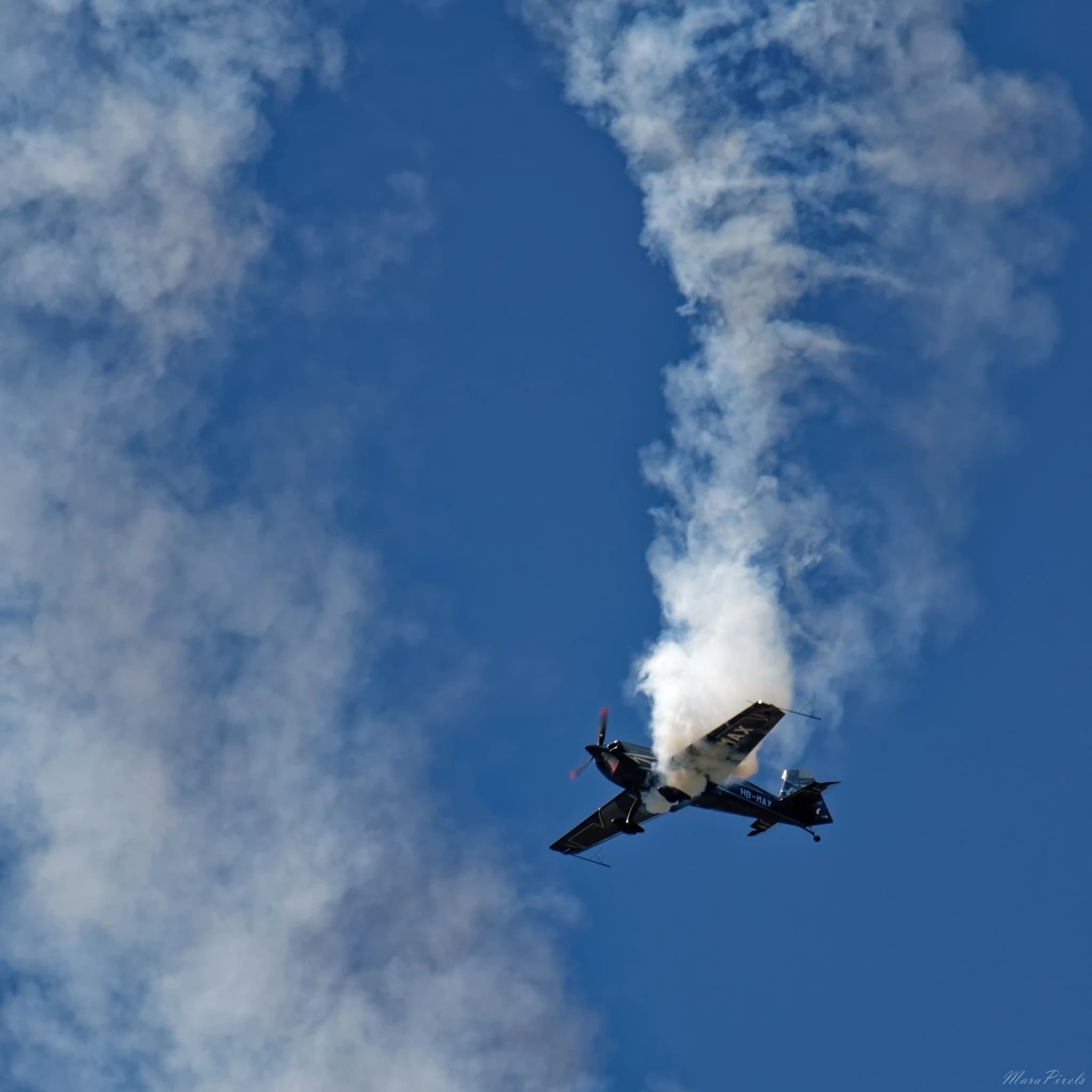 Avion de voltige dans le ciel alpin